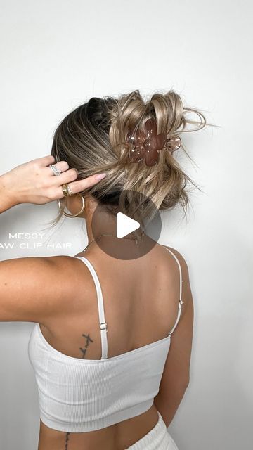 KAIT CURNOW on Instagram: "Messy Claw Clip Hair 🫶🏼 this hair idea is perfect if you need an easy claw clip hairstyle that will stay in place! Save this for later when you’re in need of a little hair inspo 🤍   #hairtutorial #hairstyles #hairideas #hairinspo #hairtips #messybun #clawcliphairstyle #clawclip #clawclips #easyhairstyles #easyhair #ltkbeauty #hairvideos" Loose Claw Clip Hairstyles, Flat Claw Clip Hairstyles, How To Style Hair With Claw Clip, Slick Back Claw Clip Hairstyle, Cute Clip Hairstyles, Clawclip Hairstyle Long Hair, Claw Clip Hairstyles Thick Hair, Small Claw Clip Hairstyles, Small Claw Clips Hairstyles