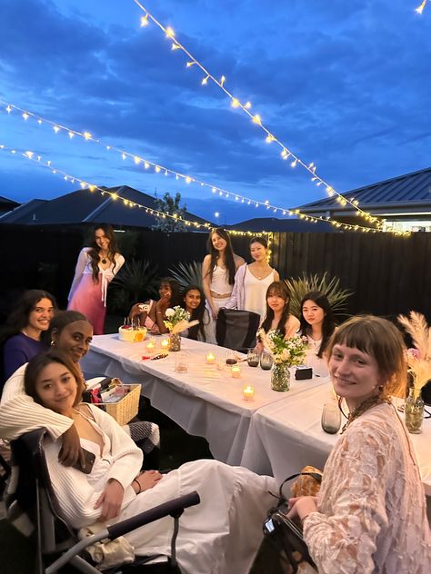 summer. outdoor party. dinner. friends. night. dinner party. garden party. fairy lights. flowers. table setup. Outdoor Dinner Setup, Party Fairy Lights, Dinner Setup, 21 Dinner, Dinner Friends, Friends Night, Party Garden, Outdoor Dinner, Dinner At Home