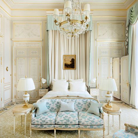 5 Ways to Instantly Make Your Bed Feel Like a Honeymoon Hotel https://www.womangettingmarried.com/5-ways-to-make-your-bed-feel-like-a-honeymoon-hotel/ Romantic Hotel Rooms, The Ritz Paris, French Style Bedroom, Ritz Paris, French Country Bedrooms, French Bedroom, Country Bedroom, Bedroom Hotel, Design Del Prodotto