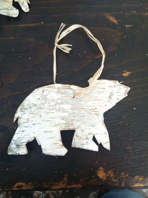 Birch bark bear ornament Birch Bark Christmas Ornaments, Birch Bark Ornaments, Birchwood Decor, Birch Projects, Birch Bark Crafts Diy, Birchbark Crafts, Appalachian Christmas, Indigenous Christmas, Birch Crafts