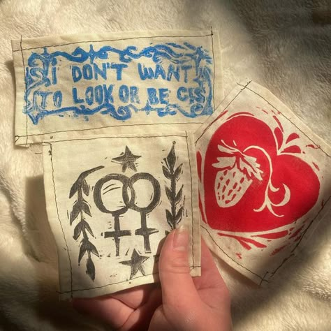 Home Made Patches, Painted Patches Diy, Battle Jacket Ideas, Queer Battle Jacket, Patch Jacket Ideas, Punk Patches Ideas, Patch Ideas Diy, Goth Battle Jacket, Punk Band Patches Diy