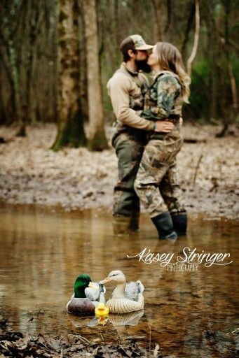 Couples who duck hunt Baby Announcement Photoshoot, Hunting Baby, Baby Announcement Pictures, New Baby Announcements, Baby Diy, Baby Time, Duck Hunting, Baby Reveal, Photo Couple