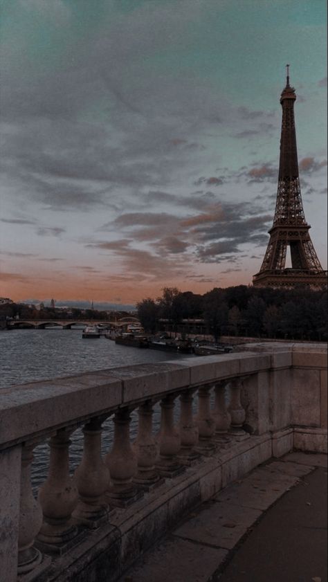 France Aesthetic, Paris Wallpaper, Pretty Phone Wallpaper, Paris Pictures, Paris Aesthetic, Pretty Landscapes, Iphone Wallpaper Themes, The Eiffel Tower, Pretty Wallpapers Backgrounds