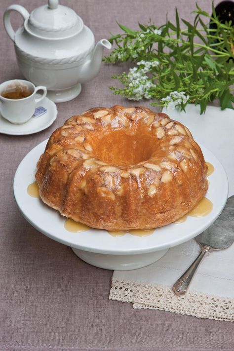 Mistake: Using ingredients straight from the refrigerator Amaretto Pound Cake, Perfect Pound Cake Recipe, Almond Torte, Almond Pound Cake, Best Pound Cake Recipe, Homemade Pound Cake, Almond Pound Cakes, Thanksgiving Cakes, Pound Cakes