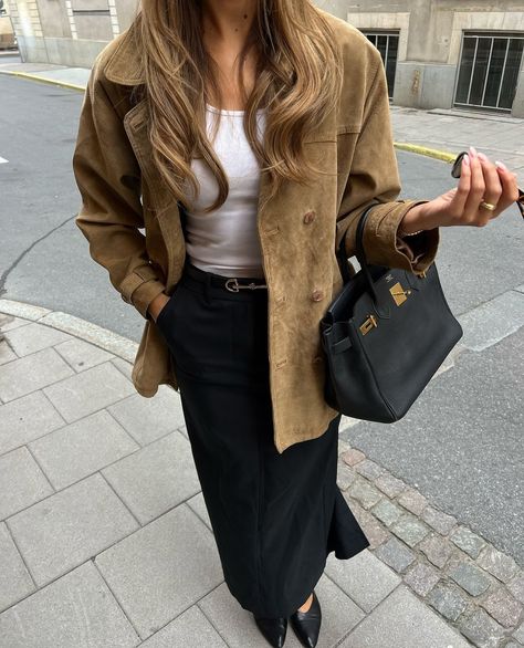 Instagram Suede Flats Outfit, Womens Leather Jacket Outfit, Fall Lifestyle, Outfits For Autumn, Suede Jacket Outfit, Outfits Europe, Jacket Outfit Women, Tailored Clothes, Pencil Skirt Outfits