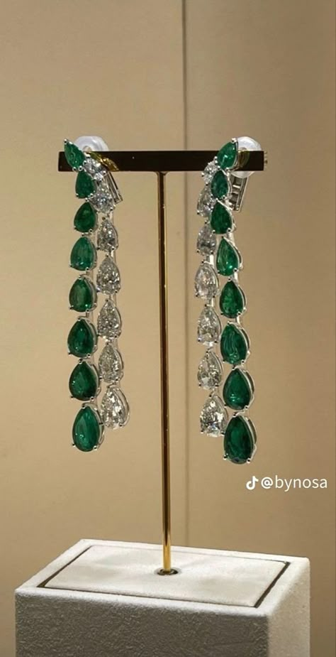 Graff Emerald Earrings, Krishna Jewellery, Jewelry Promotion, Diamond Jewelry Set, Diamond Earrings Design, Fancy Jewelry Necklace, Pretty Jewelry Necklaces, Expensive Jewelry Luxury, High Jewellery