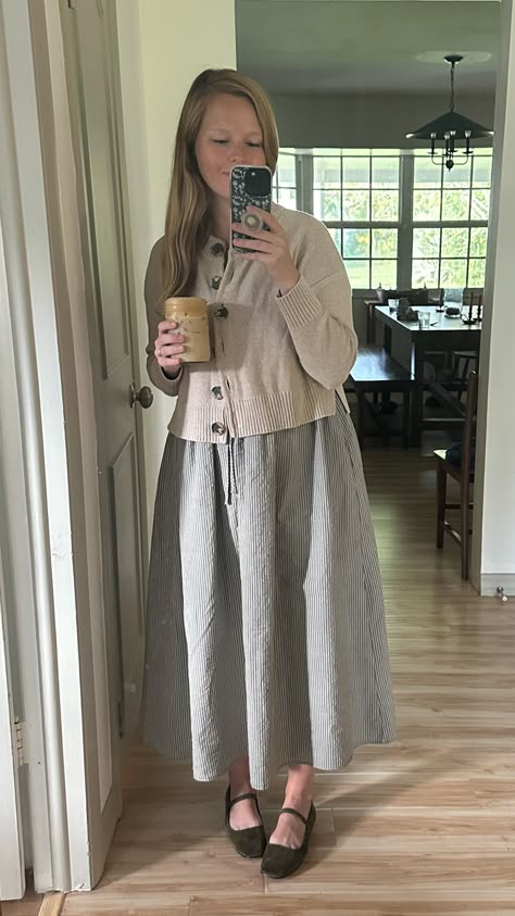 Modest Homemaker Outfit, Mid Size Mom Outfits, Crunchy Mom Outfits, Modest Church Outfits Summer, Prairie Outfit, Summer Minimal Style, Church Outfits Summer, Feminine Aesthetic Outfits, Mum Outfits