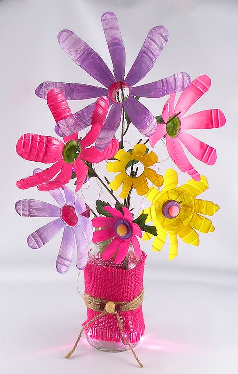 Make these whimsical flowers from water bottles and plastic containers. Water Bottle Crafts Diy, Plastic Bottle Crafts Flowers, Water Bottle Flowers, Bottle Flowers, Water Bottle Crafts, Fun Summer Crafts, Diy Water Bottle, Diy Summer Crafts, Plastic Bottle Flowers