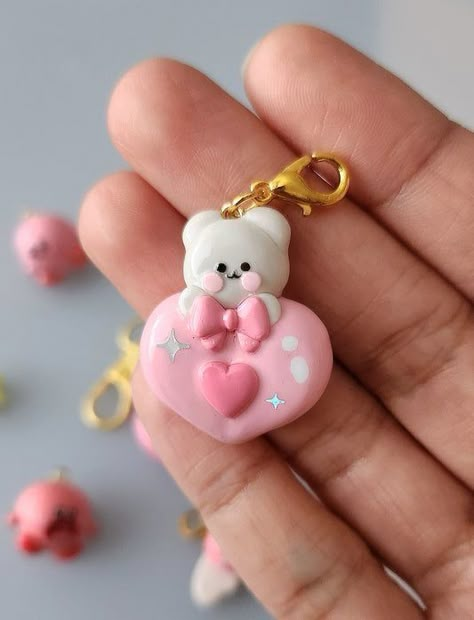 Polymer Clay Keychain Ideas, Valentines Clay Ideas, Cute Clay Art Ideas, Cute Clay Figures, Clay Charms Kawaii, Polymer Clay Projects Diy, Cute Clay Art, Cute Clay Ideas, Clay Toys