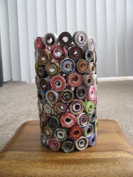 Rolled Magazine Art Tutorial, Rolled Magazine Crafts, Things To Do With Magazines, Old Magazine Crafts, Newspaper Art And Craft, Rolled Magazine Art, Recycled Paper Art, How To Make Stuff, Recycled Magazine Crafts