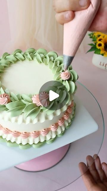 Pretty Birthday Cake For Women, Cake Decorating Styles, Best Friend Birthday Cakes, Man’s Birthday Cake, Cake Borders Designs, Beginner Cake Decorating Ideas, Green Flower Cake, Pretty Birthday Cakes For Women, Green Cake Design