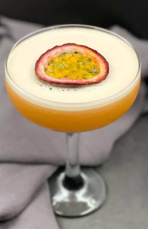 Passionfruit Cocktail, Passion Fruit Cocktail, Strawberry Jalapeno Margarita, Martini Recipes Easy, Passion Fruit Martini, Fruit Martini, Recipes With Fruit Cocktail, Dirty Martini Recipe, Passion Fruit Margarita