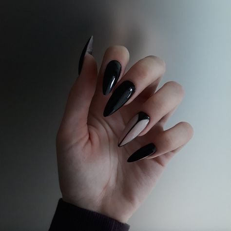 Black Nails Classy, Simple Gothic Nails, Goticas Aesthetic, Acrylic Nails Stiletto, Witch Nails, Witchy Nails, Pointy Nails, Gothic Nails, Cute Spring Nails