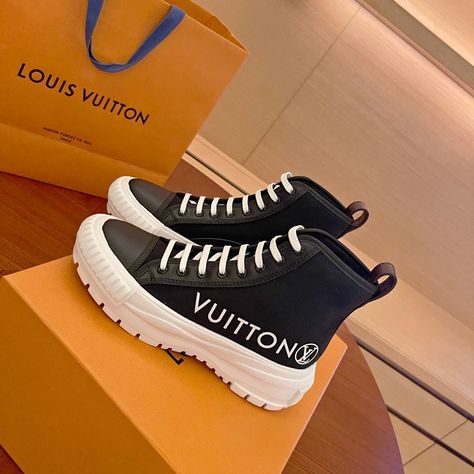 Louis Vuitton Shoes Women, Sneaker Louis Vuitton, White Gucci Shoes, Louis Vuitton Aesthetic, Zapatillas Louis Vuitton, Sneakers Louis Vuitton, Trending Shoes For Men, Louis Vuitton Shoes Sneakers, Gents Shoes