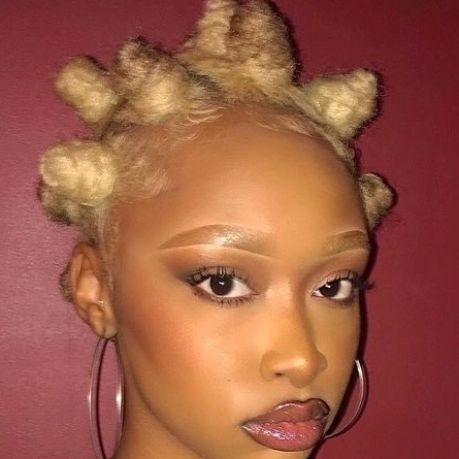 Blonde Bantu Knots, Bantu Knot Hairstyles, Curly Hair Brush, Friends Women, Nappy Hair, Bantu Knots, Styling Brush, Black Girls Hairstyles, Aesthetic Hair