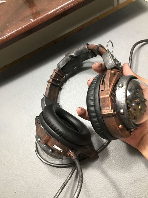 Steampunk Accessories Mens, Steampunk Glasses Diy, Steampunk Fashion Aesthetic, Steampunk Weaponsmith, Steam Punk World, Steampunk Headphones, Oc Accessories Ideas, Steampunk Violin, Artificer Character Design