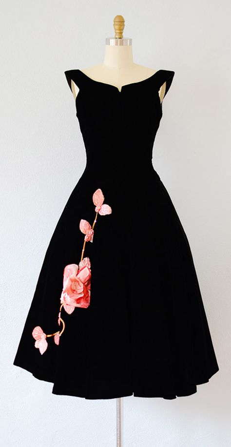 vintage 1950s dress | vintage 50s velvet dress #1950s #50sdress #vintage Summer Cloth, Gaun Koktail, Black Dynamite, Dresses 50s, Fun Clothing, Velvet Party Dress, 파티 드레스, Vintage Dresses 50s, Vintage 1950s Dresses