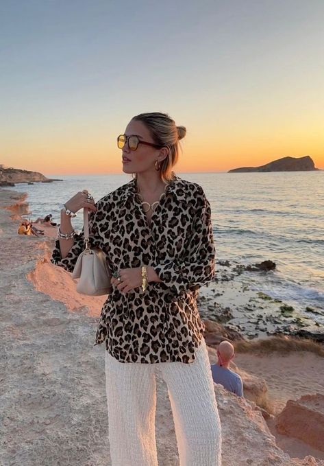 Animal Print Blouse Outfit, Leopard Shirt Outfit, Leo Outfits, Print Blouse Outfit, Printed Shirt Outfit, Vacation Fits, Outfits Primavera, Leopard Print Outfits, Extreme Fashion