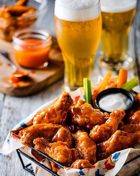 Food Photography Chicken Wings, Wings Photography Food, Chicken Wing Photography, Wings Food Photography, Chicken Wings Photography, Beer Chicken Wings, Super Bowl Menu, Rustic Food Photography, Wing Sauce Recipes