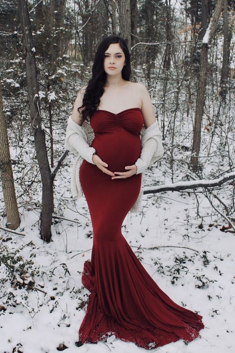 Maternity photoshoot in the snow ❤️ Snow Maternity Photos, Outdoor Maternity Photos, Snow Photoshoot, Maternity Photoshoot Poses, Maternity Photo Shoot, Maternity Poses, Maternity Photoshoot, Maternity Shoot, Family Maternity