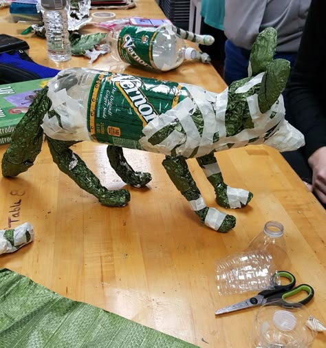 Cool Paper Mache, Paper Mache Dog, Classe D'art, Hantverk Diy, Paper Mache Projects, Sculpture Lessons, Paper Mache Animals, Middle School Art Projects, Pop Art Animals