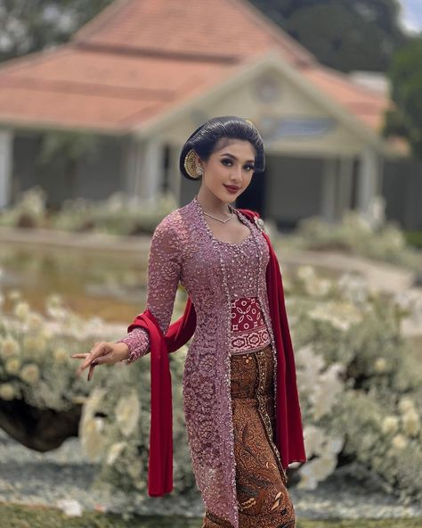 Style Wisuda, Bridesmaid Kebaya, Renda Kebaya, Outfit Ideas Muslim, Indonesia Traditional, Kebaya Lace, Kebaya Modern Dress, Adat Jawa, Formal Hairstyles For Long Hair