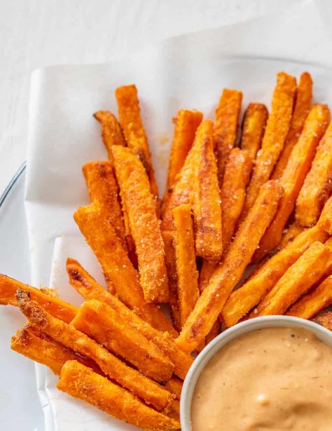 Fries Homemade, Good Sweet Potato Recipe, Homemade Sweet Potato Fries, Yam Fries, Making Sweet Potato Fries, Frozen Sweet Potato Fries, Sweet Fries, Crispy Sweet Potato Fries, Freeze Sweet Potatoes