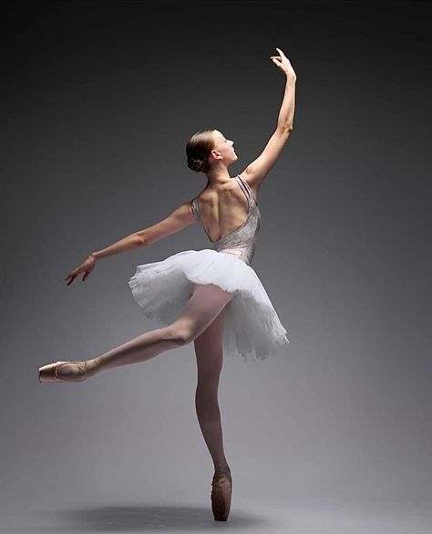 Ballet Poses For Photoshoot, Easy Ballet Poses For Pictures, Studio Ballet Photography, Classical Ballet Poses, Ballet Photography Poses Photoshoot, Dance Photo Shoot Poses Simple, Easy Ballet Poses Photography, Ballet Picture Poses, Easy Ballet Poses