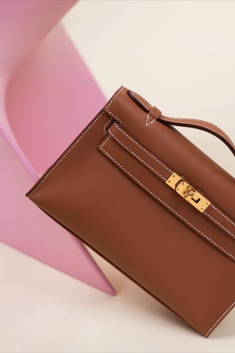 Hermès Kelly Pochette Swift in Gold GHW Kelly Pochette Hermes, Hermes Kelly Pochette, Kelly Pochette, Feed Insta, Hermes Bags, Personal Shopper, Swift, Moon, Gold