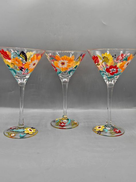 Diy Painted Martini Glasses, Cocktail Glass Painting Ideas, Hand Painted Martini Glasses, Martini Glass Painting Ideas, Painted Martini Glasses, Hand Painted Wine Glasses Diy, Dinner Party Gifts, Diy Wine Glasses Painted, Spring Dinner