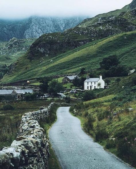 Visit Wales, Snowdonia, North Wales, World Pictures, English Countryside, Beautiful Mountains, Lake District, Week End, The Valley