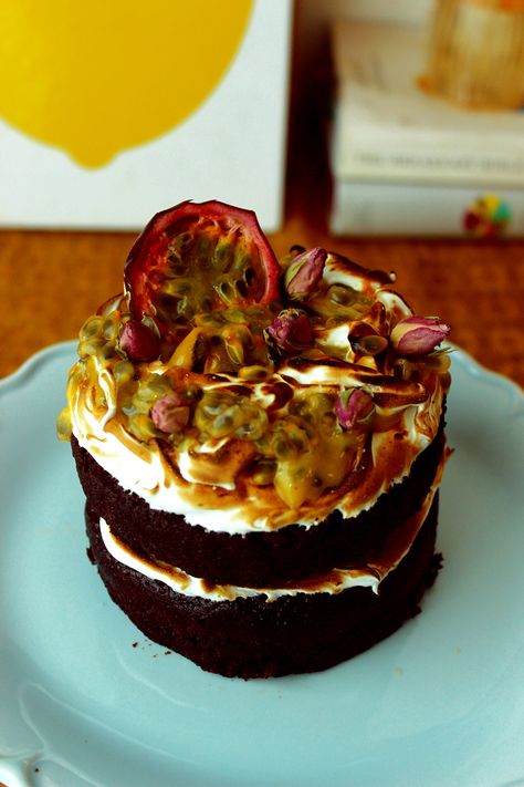 Chocolate Passionfruit Cake Recipe Chocolate Passionfruit Cake, Passionfruit Dessert, Chocolate Passion Fruit, Fruit Cake Filling, Passionfruit Cake, Passionfruit Curd, Fudgy Chocolate Cake, Passion Fruit Cake, Toasted Meringue