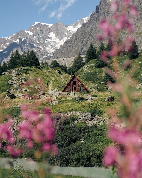 I�’ve just returned from the most beautiful hike in Europe - the majestic Tour du Mont Blanc 🏔️🗺️⛺️🥾🇫🇷🇮🇹🇨🇭 A 170 km journey with 10,000 meters of elevation gain around the highest peak in the Alps, passing through France, Italy, and Switzerland. This adventure was breathtaking in every sense - stunning views and the challenging climbs made it both beautiful and demanding. From rugged passes and lush valleys to breathtaking sunsets and sunrises over snow-capped Mont Blanc, every step felt surr... Mont Blanc Hike, Sunsets And Sunrises, Breathtaking Sunsets, Hiking Europe, Beautiful Hikes, France Italy, Snow Caps, The Alps, Camping & Hiking