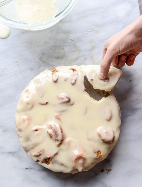 Carrot Cake Cinnamon Rolls with Mascarpone Icing. - How Sweet Eats Carrot Cake Cinnamon Rolls, Mascarpone Icing, Cake Cinnamon Rolls, Cake Cinnamon, Cinnamon Roll Cake, Savoury Cake, Breakfast Dessert, Food Cakes, How Sweet Eats