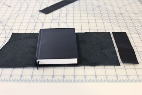 Diy Leather Book Cover, Diy Leather Notebook Cover, Diy Leather Journal Cover, Diy Leather Journal, Planner Covers Diy, Journal Covers Diy, Journal Book Cover, Diy Sketch, Handmade Journals Diy