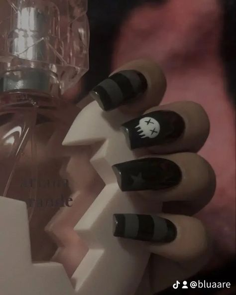 Emo Nails Y2k, Black Nail Designs Emo, Short Emo Nail Designs, Emo Aesthetic Nails, Alt Acrylic Nails Aesthetic, Nail Designs Alt, Mcr Nails Acrylic, Grunge Y2k Nails Short, Nails Inspiration Grunge