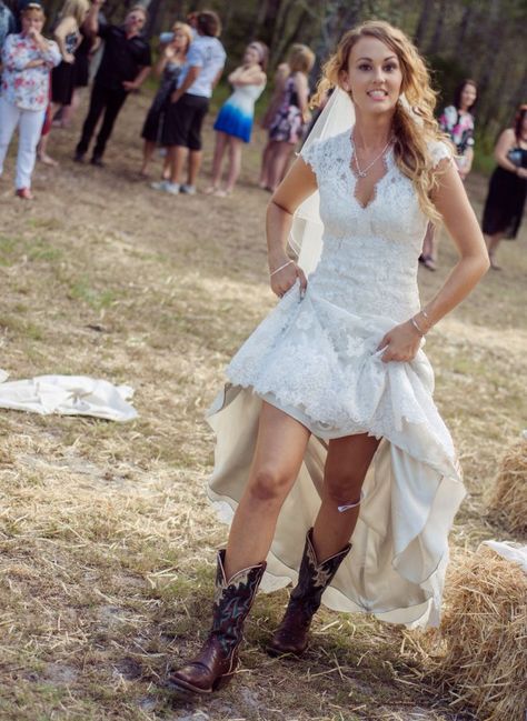 Muitas noivas sonham em usar botas de cowboy e pode ficar suuuper elegante com o vestido. Mas aí surge a dúvida de qual seria o melhor modelo, que combine com esse calçado super diferente. Lace Wedding Dress Country, Country Style Wedding Dresses, Wedding Dresses High Low, Lace Applique Wedding Dress, Country Style Wedding, Beach Wedding Dresses, Boda Mexicana, Bridal Dresses Lace, Lace Beach Wedding Dress