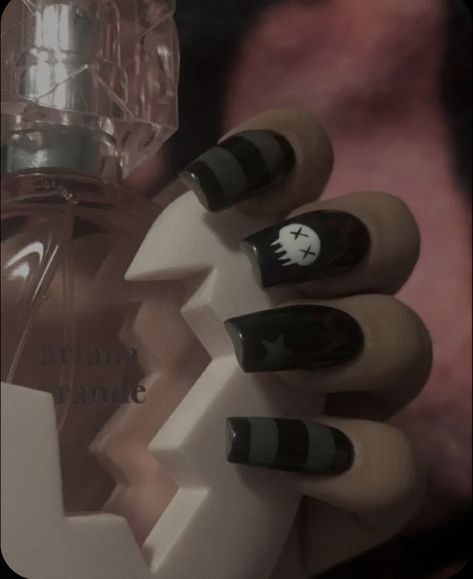 Emo Nails Y2k, Black Nail Designs Emo, Short Emo Nail Designs, Emo Aesthetic Nails, Alt Acrylic Nails Aesthetic, Mcr Nails Acrylic, Nail Designs Alt, Grunge Y2k Nails Short, Mall Goth Nails