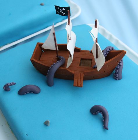 Fondant Boat, Homemade Boat, Pirate Boats, Polymer Art, Kids Cakes, Fondant Decorations, Wood Boats, Take The Cake, Clay Miniatures