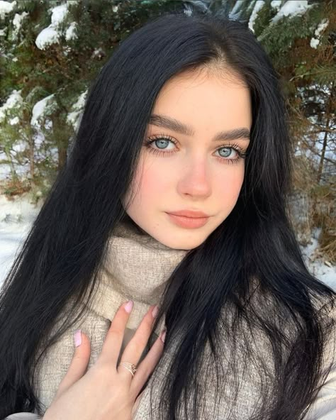 Black Hair Blue Eyes Girl, Black Hair And Blue Eyes, Dark Hair Blue Eyes, Blue Eyed Girls, Black Hair Blue Eyes, Girls With Black Hair, Long Black Hair, Beauty Face, Beautiful Eyes