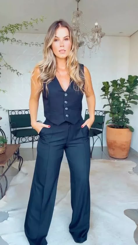 Baddie Business Outfits: Slay Your Workday in Chic Style 13 Baddie Business Outfits, Chaleco Outfit, Baddie Business, High Waisted Dress Pants, Professional Outfits Women, Stil Elegant, Casual Work Outfits, Vest Outfits, Work Attire