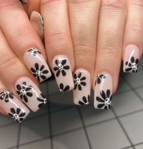 IG: nailsbloodynails Nail Halloween, Halloween Nail Art Ideas, Skull Nails, Skull Flower, October Nails, Goth Nails, Flower Nail Designs, Halloween This Year, Hair Skin Nails