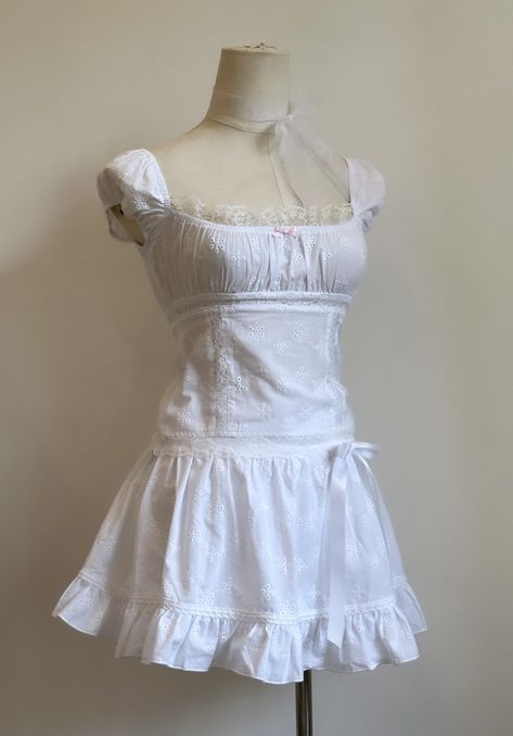 Cute Dresses Coquette, Clothes 2024 Trends, White Dress Outfit Aesthetic, Dress To Impress Shopping Theme, Doll Aesthetic Outfits, Coquette Dresses, Dainty Outfit, Fashion Core, White Dress Aesthetic