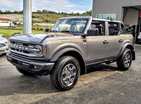 Retro Stripes on Carbonized Gray Big Bend 4 Door. 🔥 | Bronco6G - 2021+ Ford Bronco & Bronco Raptor Forum, News, Blog & Owners Community 4 Door Bronco, Model Outer, Bronco Ford, Bronco Raptor, Angry Eyes, City Vehicles, Big L, Oxford White, Nissan Frontier