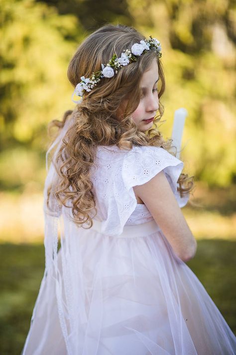 White Flower Wreath, Comunion Dress, Communion Headpiece, Communion Hairstyles, Textile Flowers, Flower Head Wreaths, Flower Wreath Hair, White Rose Flower, Creatures Art