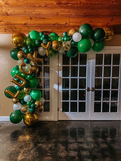 St Pattys Birthday Party, Saint Patricks Party Ideas, St Pattys Party, St Patricks Theme, San Patrick Day, Sant Patrick, White Balloon Garland, St Patricks Decorations, Stag And Doe