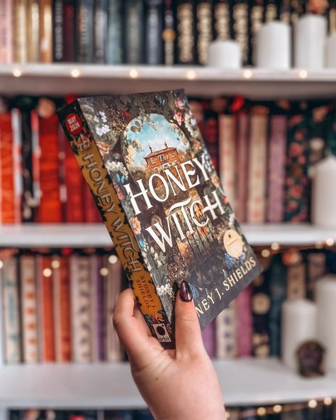 Have you read any cosy books lately? If you love books that are: 🌸 cosy 🌸 spring vibes 🌸 regency 🌸 sapphic 🌸 witchy You’ll love The Honey Witch by Sydney J. Shields! This book is like a Spring hug in story form. I’m so glad this book is out in the world! Thank you so much @orbitbooks_uk for my review copy! #bookstagram #bookstagramuk #Bookish #booksbooksbooks #booktography #shelfie #yafantasy #adultfantasy #fantasy #fantasybooks #fantasyreader #ireadfantasy #ilovefantasy #fortheloveofread... Cosy Books, Honey Witch, Witch Books, Love Books, Recommended Books To Read, Inspirational Books To Read, Top Books To Read, Book Aesthetics, 2024 Style