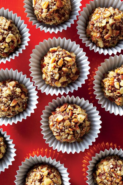 Bourbon balls are an ideal holiday dessert. They make adorable arrangements and are easy for guests to pick up at parties, and they make the cutest (and most delicious) little gifts for hostesses, neighbors, or anyone who deserves a sweet treat. This no-bake recipe only has four ingredients, so it’s budget-friendly and easy. With only 30 minutes of hands-on time, you’ll spend less time making these Fudgy Pecan Bourbon Balls than you would picking out a present for someone at the store! If you... Mini Christmas Desserts, Bourbon Balls Recipe, Peanut Butter Kiss Cookies, Bourbon Balls, Toffee Bars, Spritz Cookies, Cookie Swap, Christmas Plate, Chocolate Pecan