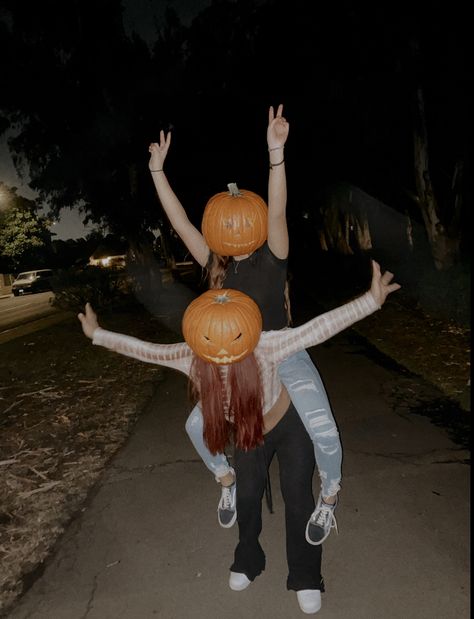 Poses For Pictures Instagram Halloween, Scream Mask Photoshoot Friends, Halloween Pic Ideas, Pumpkin Photoshoot Friends, Pumpkin Head Photoshoot Friends, Pumpkin Shoot, Cute Halloween Pictures, Fall Sleepover, Halloween Styled Shoot