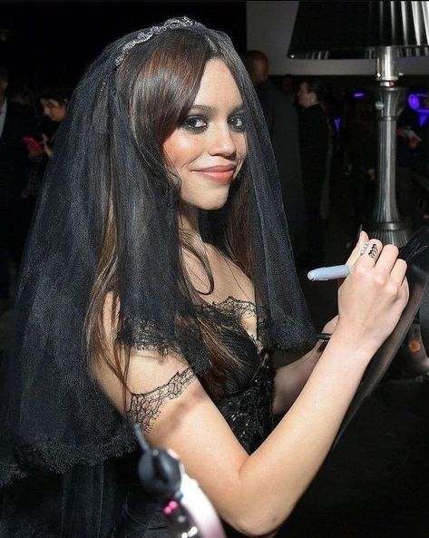 Jenna Ortega Wednesday Premiere, Wednesday Premiere, Jenna Ortega Wednesday, Goth Bride, Cory And Topanga, Emma Myers, The Wednesday, Alessia Cara, Grunge Girl